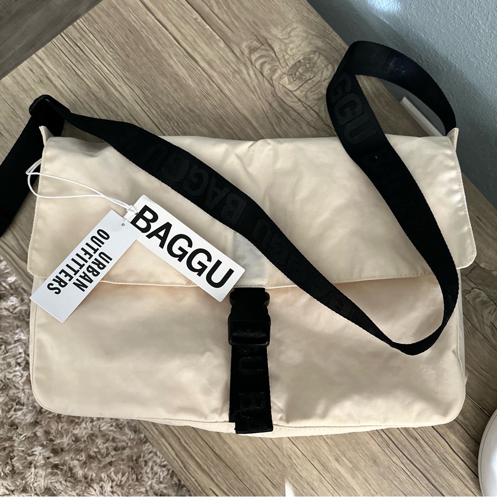 BAGGU messenger bag